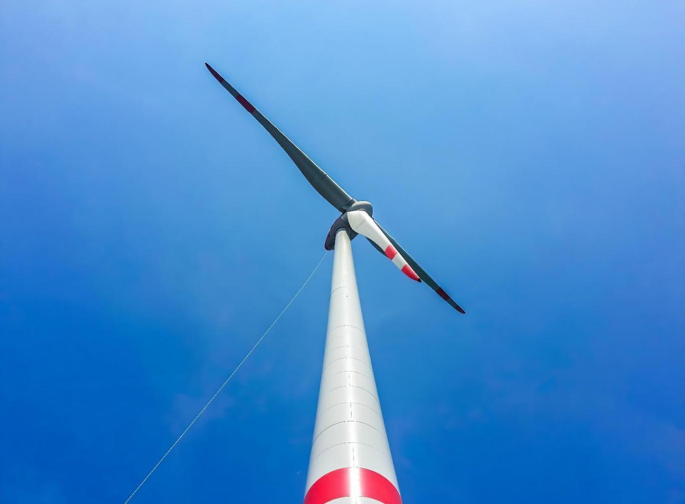 Специалисты анализируют данные и стратегические документы в современном офисе