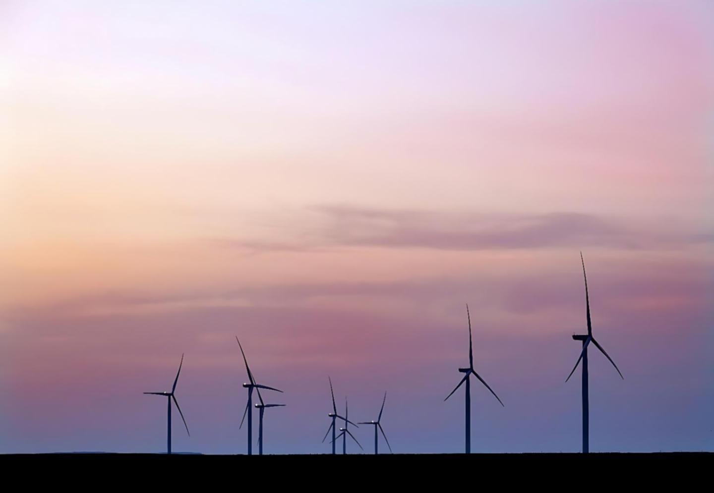 Группа специалистов на производственном объекте обсуждают технологические процессы